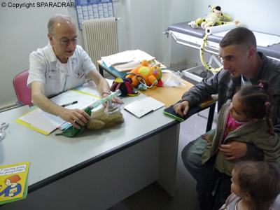 Le médecin anesthésiste montre avec une peluche comment se passera l'anesthésie