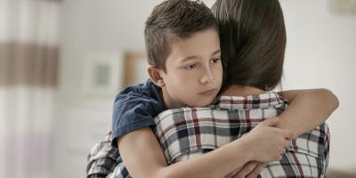 Une enfant dans les bras de son parent