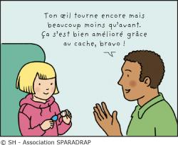 Un ophtalmologiste explique à une enfant que son traitement avec un cache fonctionne bien